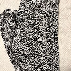 Athleta Ultimate Stash 7/8 black  and White Patterned leggings, size L.